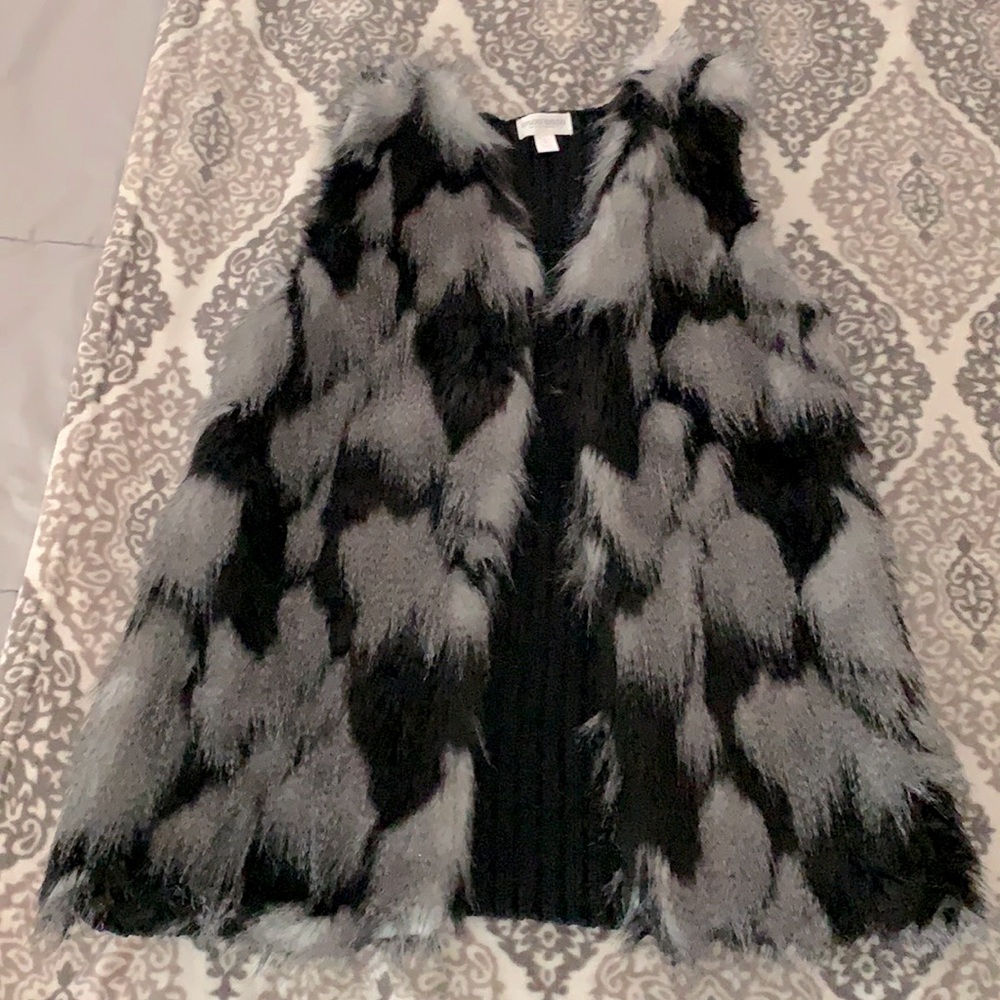 Vest with faux fur